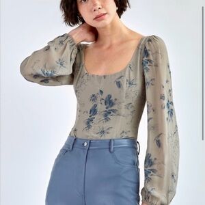 Aritzia Wilfred Grace top in a gorgeous
floral pattern (Dry Basil/ Granite Blue)